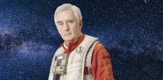 Star Wars: Star Pilots – Wedge Antilles Returns in New Action-Packed Story This Fall A portrait of an older Wedge Antilles (Denis Lawson) in a red Resistance flight suit and white life vest against a star-filled space background.