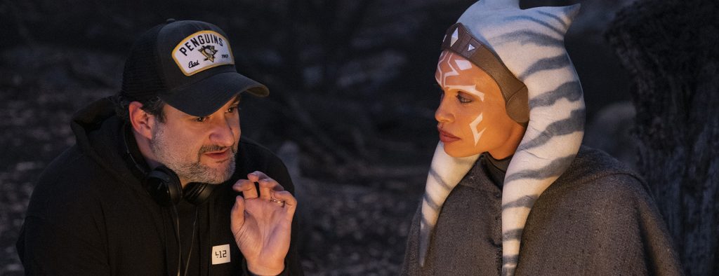Dave Filoni talking with Rosario Dawson on set.
